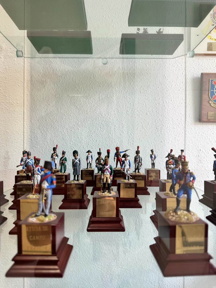 Vitrina con figuras de soldados pintadas a mano sobre peanas, representando distintas unidades.