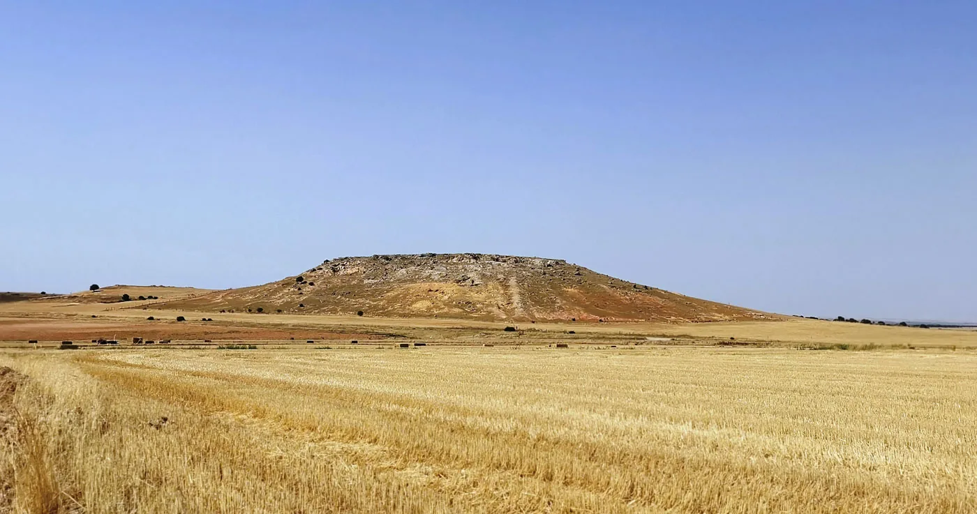 Uno de los cerros de los Arapiles, formación rocosa que se eleva sobre los campos de cereal del término municipal.