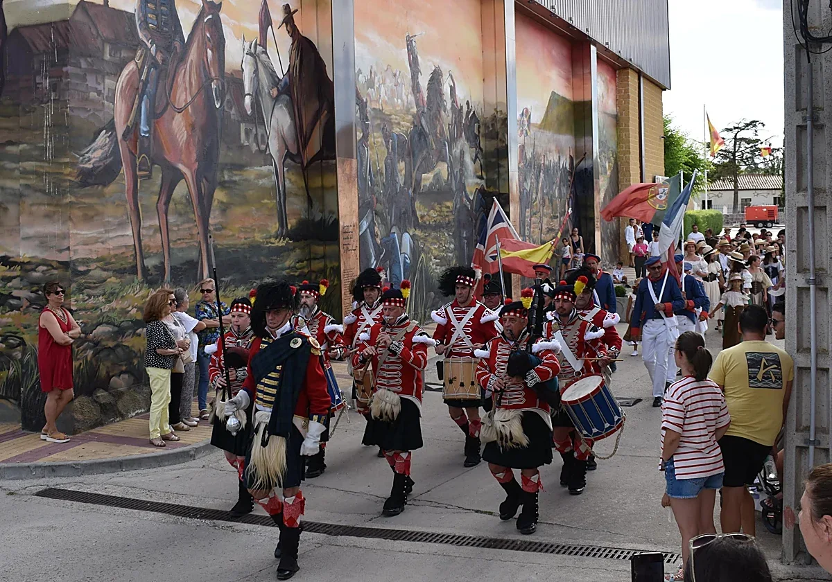 Recreación histórica anual de la Batalla de Arapiles: infantería de época formada junto al pueblo