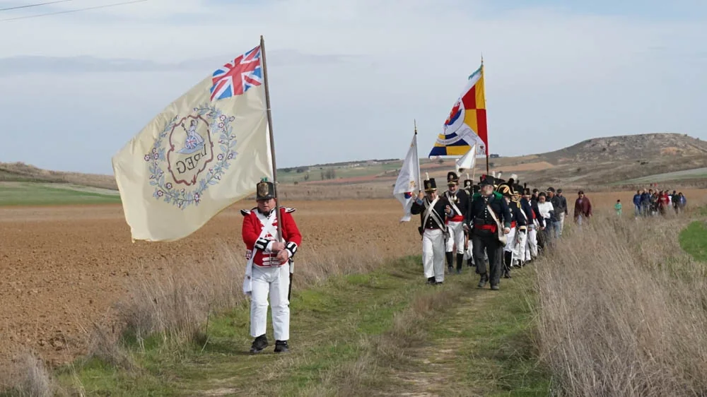 Recreación histórica anual de la Batalla de Arapiles: recreadores marchando por el campo de batalla